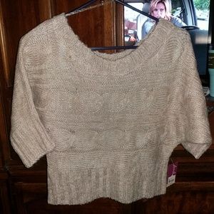 Light cropped mid quarter sleeve sweater